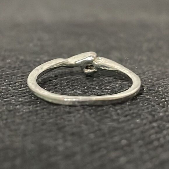 Small thin ring with a small red gem - Picture 4 of 6